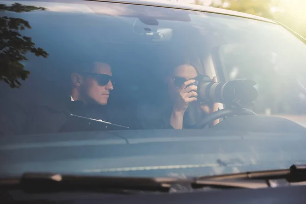 Privatdetektive Mit Moderner Kamera Spionieren Vom Auto Aus — Stockfoto