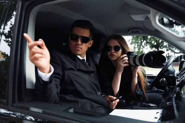 Magánnyomozók Modern Kamerával Akik Autóból Kémkednek — Stock Fotó