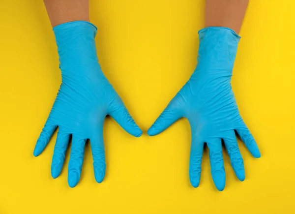 Osoba Rękawiczkach Medycznych Żółtym Tle Widok Góry — Zdjęcie stockowe