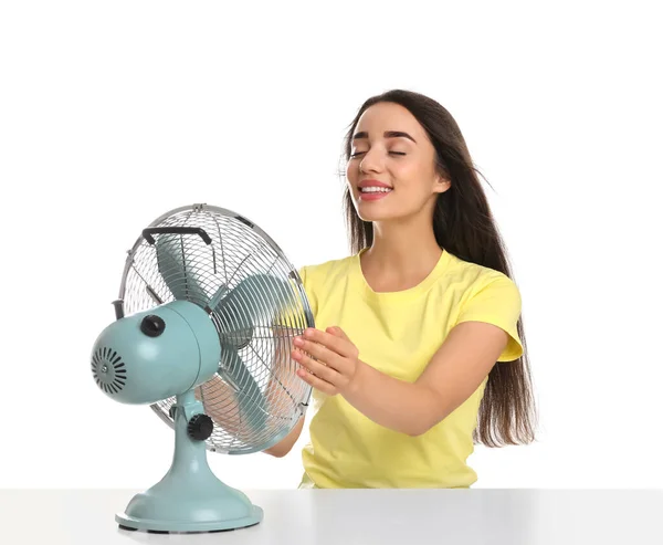 Mulher Desfrutando Fluxo Ventilador Fundo Branco Calor Verão — Fotografia de Stock