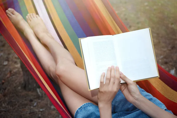 Mulher Com Livro Relaxante Rede Livre Dia Verão Close — Fotografia de Stock