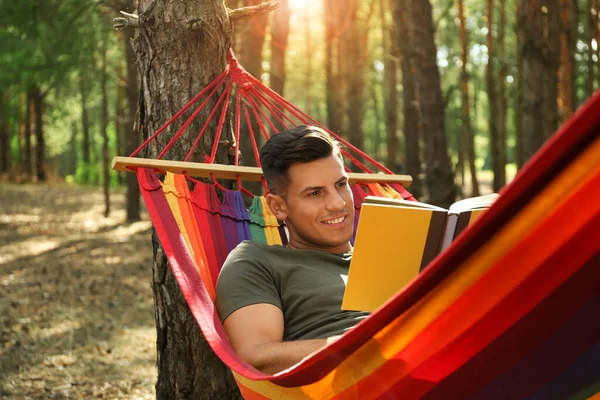 Man Met Boek Ontspannen Hangmat Buiten Zomerdag — Stockfoto