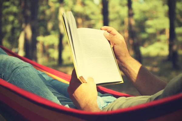 Homem Com Livro Relaxante Rede Livre Dia Verão Close — Fotografia de Stock
