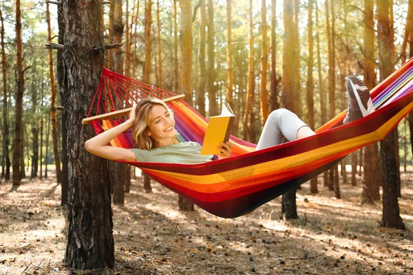 Mulher Com Livro Relaxante Rede Livre Dia Verão — Fotografia de Stock