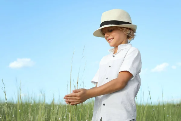 Милый Маленький Мальчик Стильной Шляпе Открытом Воздухе Детское Время Природе — стоковое фото