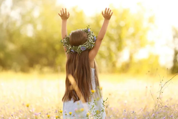Χαριτωμένο Κοριτσάκι Που Φοράει Στεφάνι Από Λουλούδια Στην Ύπαιθρο Θέα — Φωτογραφία Αρχείου