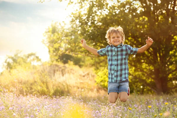 Şirin Küçük Çocuk Dışarıda Eğleniyor Mesaj Için Yer Var Çocuk — Stok fotoğraf