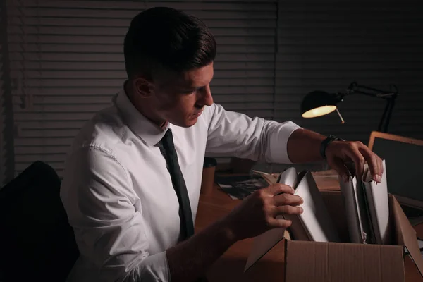 Profesjonalny Detektyw Odwalający Papierkową Robotę Swoim Biurze — Zdjęcie stockowe