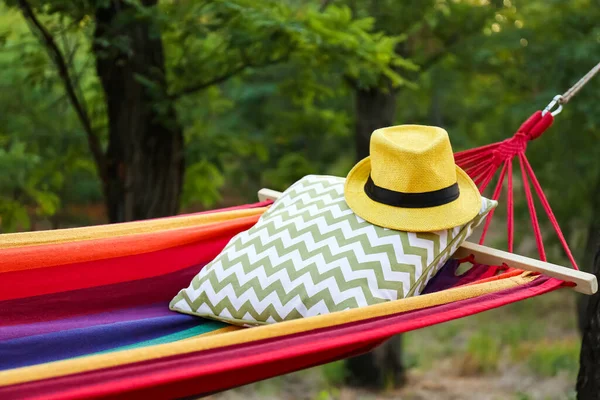 Comfortabele Lichte Hangmat Met Zacht Kussen Hoed Groene Tuin Close — Stockfoto