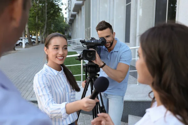 Jornalista Profissional Operador Com Câmera Vídeo Levando Entrevista Livre — Fotografia de Stock