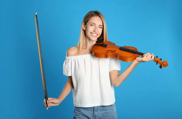 Vacker Kvinna Med Fiol Blå Bakgrund — Stockfoto