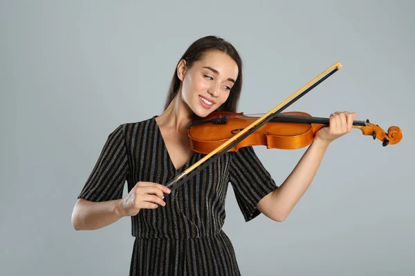 Mulher Bonita Tocando Violino Fundo Cinza — Fotografia de Stock