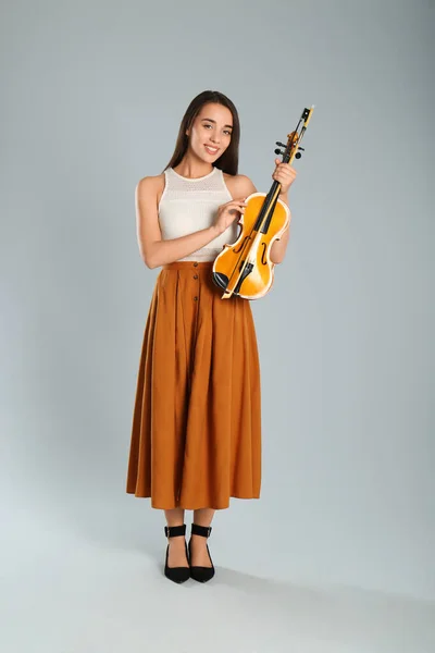 Mulher Bonita Com Violino Fundo Cinza — Fotografia de Stock