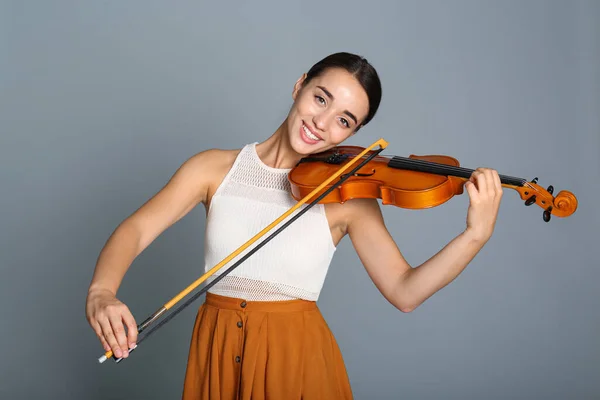 Mulher Bonita Tocando Violino Fundo Cinza — Fotografia de Stock