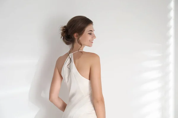 Joven Novia Vistiendo Hermoso Vestido Novia Sobre Fondo Claro — Foto de Stock