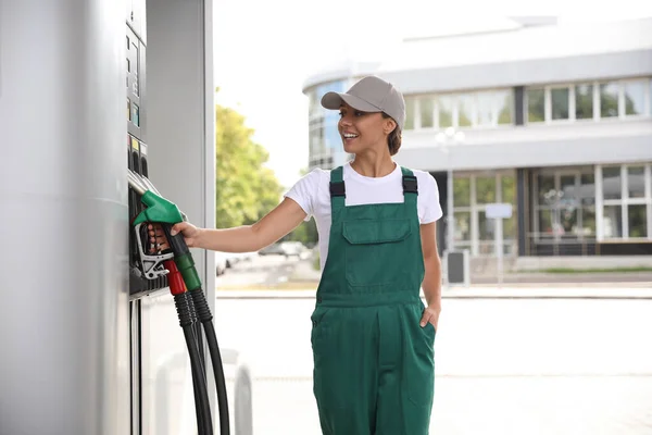 Werknemer Neemt Benzinepomp Mondstuk Bij Modern Tankstation — Stockfoto