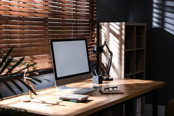 オフィスの木製テーブル上の近代的なコンピュータや文房具 — ストック写真