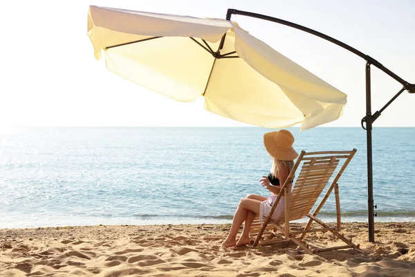 Mujer Relajándose Tumbona Playa Arena Vacaciones Verano — Foto de Stock