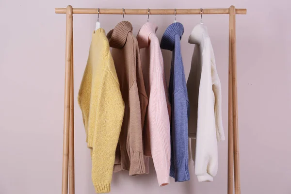 Suéteres Calientes Colgando Estante Madera Sobre Fondo Rosa —  Fotos de Stock