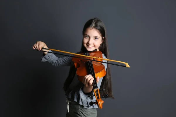 Preteen Menina Tocando Violino Fundo Preto — Fotografia de Stock