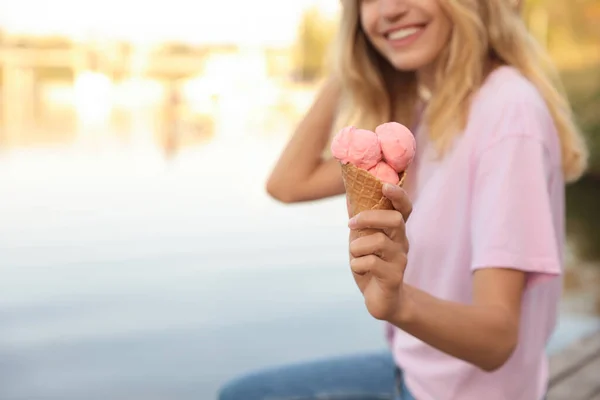 ワッフルコーン屋外でおいしいアイスクリームを持つ幸せな若い女性は 閉じます テキストのスペース — ストック写真