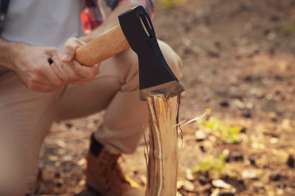 Homme Coupant Bois Chauffage Avec Hache Forêt Gros Plan — Photo