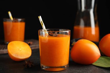 Lezzetli hurma püresi anason ve siyah masada taze meyveler.