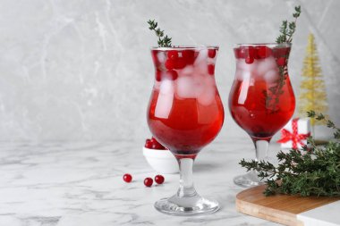 Beyaz mermer masada nefis bir Noel likörü