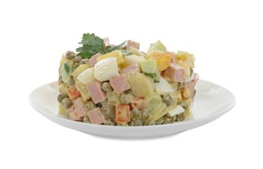 Beyaz arka planda lezzetli Rus salatası Olivier