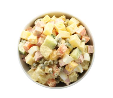 Beyaz arka planda nefis Rus salatası Olivier, üst manzara.