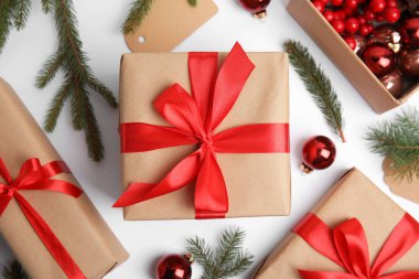 Beyaz arka planda hediye kutuları ve Noel dekoru olan kompozisyon, düz konum