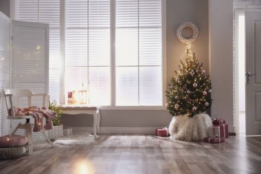 Noel süslemeleri olan şık bir oda. Şenlikli iç tasarım