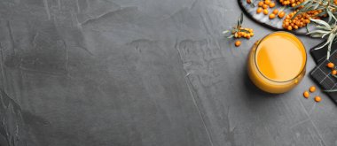 Siyah masa üzerinde deniz dikenli karabatak suyu ve taze böğürtlen. Metin için alanı olan pankart tasarımı