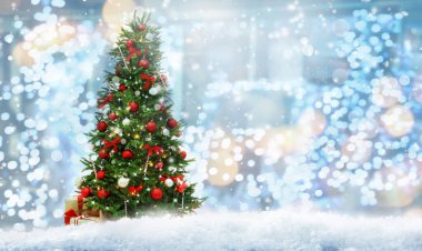 Bulanık ışıklara karşı güzel dekore edilmiş Noel ağacı, yazı için yer. Bokeh etkisi