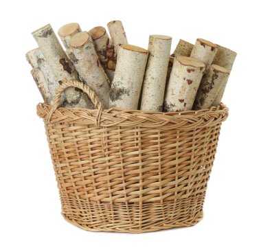 Beyaz arka planda yakacak odunu olan hasır sepet.