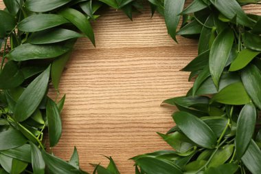 Tahta masada güzel el yapımı ökseotu çelengi, üst manzara. Metin için boşluk