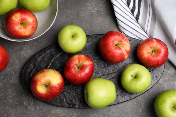 Pommes Vertes Mûres Fraîches Sur Table Noire Plat — Photo