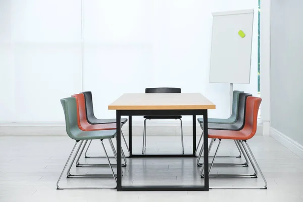 Sala Conferencias Interior Con Mesa Madera Rotafolio —  Fotos de Stock