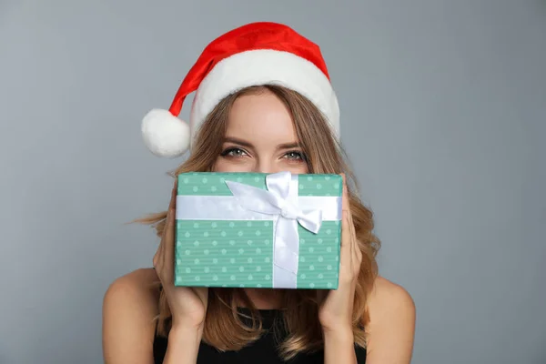 Feliz Joven Con Sombrero Santa Claus Con Regalo Navidad Sobre — Foto de Stock