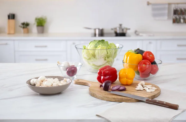 현대식 주방에 야채와 — 스톡 사진