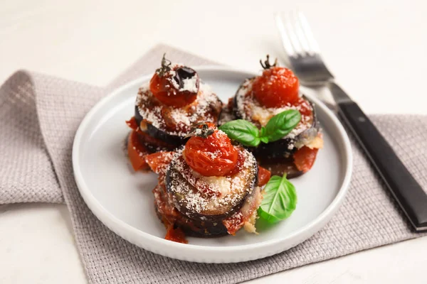 Melanzane Forno Con Pomodori Formaggio Basilico Servite Sul Tavolo Legno — Foto Stock