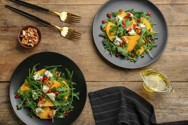 Heerlijke Persimmon Salade Met Granaatappel Arugula Geserveerd Houten Tafel Plat — Stockfoto