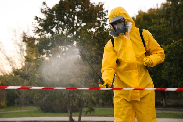 Person Schutzanzug Desinfiziert Straße Mit Sprayer Oberflächenbehandlung Bei Coronavirus Pandemie — Stockfoto