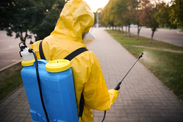 Persona Tuta Hazmat Che Disinfetta Strada Con Spruzzatore Vista Posteriore — Foto Stock