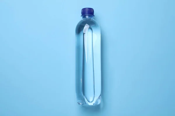Plastikflasche Mit Wasser Auf Hellblauem Hintergrund Draufsicht — Stockfoto