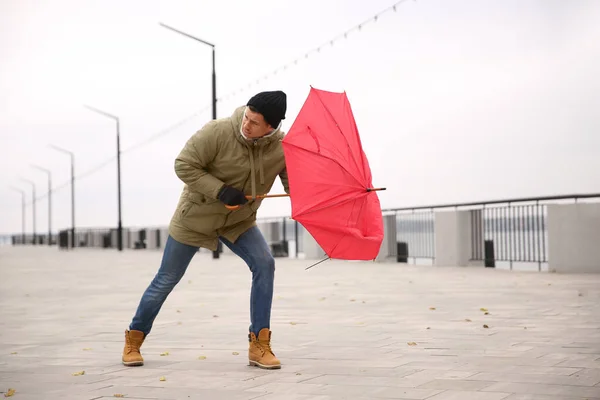 Homme Avec Parapluie Rouge Pris Dans Rafale Vent Extérieur — Photo