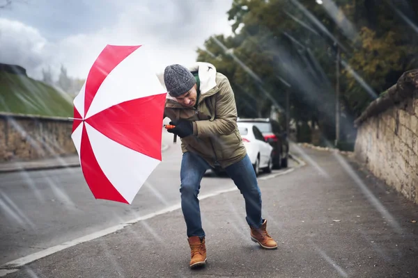 Egy Férfi Színes Esernyővel Akit Elkapott Szél Utcán — Stock Fotó