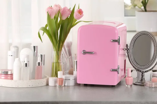 Розовый Мини Холодильник Косметики Средства Уходу Кожей Столе — стоковое фото