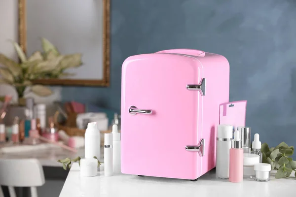 Розовый Мини Косметика Холодильник Средства Уходу Кожей Белом Столе — стоковое фото