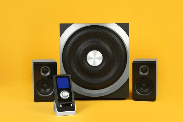 Moderno Potente Sistema Altavoces Audio Con Control Remoto Sobre Fondo —  Fotos de Stock